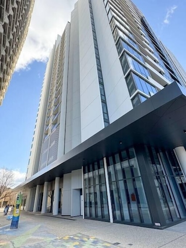 Modern One-bedroom in Phillip with Parking