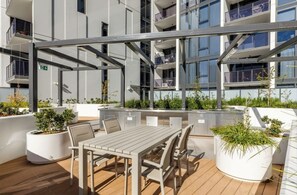 Outdoor dining - Modern One-bedroom in Phillip with Parking (Phillip)
