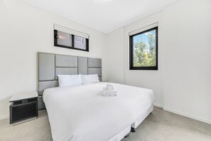 2 bedrooms, iron/ironing board, WiFi, bed sheets - Sunny 2 Bedroom Apt with Parking in Rouse Hill (Rouse Hill)