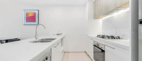 Réfrigérateur, four à micro-ondes, un four, surface de cuisson