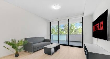 Sunny 2 Bedroom Apt with Parking in Rouse Hill