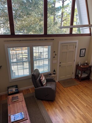 Smart TV - Charming 3-bedroom Beach Cottage 1 mile from beach (Oak Island)