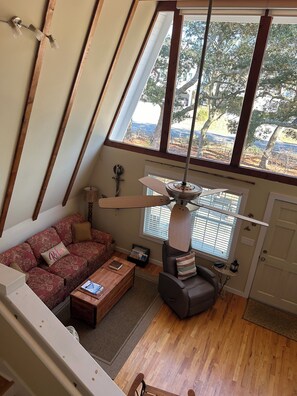 Smart TV - Charming 3-bedroom Beach Cottage 1 mile from beach (Oak Island)