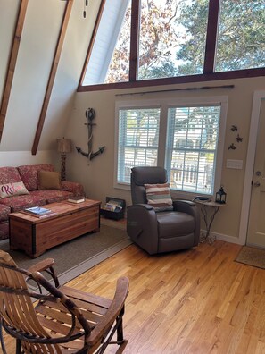 Smart TV - Charming 3-bedroom Beach Cottage 1 mile from beach (Oak Island)