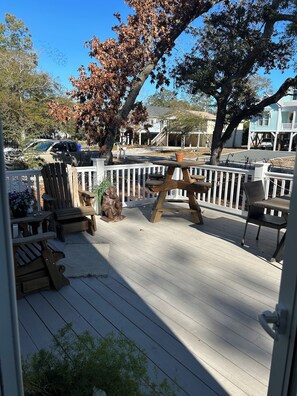 Outdoor dining - Charming 3-bedroom Beach Cottage 1 mile from beach (Oak Island)