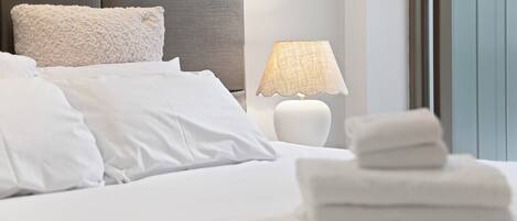 1 quarto, ferros/tábuas de passar roupa, roupa de cama