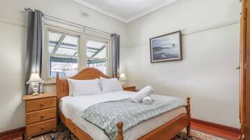 4 bedrooms, iron/ironing board, WiFi, bed sheets