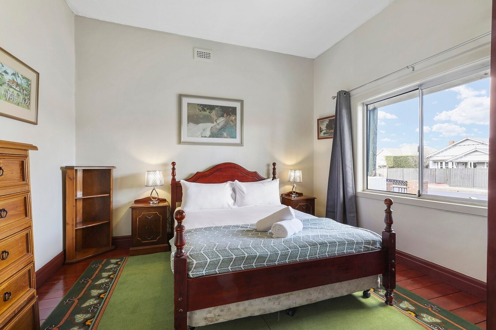 4 bedrooms, iron/ironing board, WiFi, bed sheets