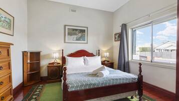 4 bedrooms, iron/ironing board, WiFi, bed sheets