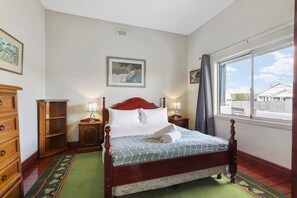 4 bedrooms, iron/ironing board, WiFi, bed sheets