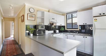 Three Bedroom Sweet Retreat in Coburg