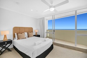 3 bedrooms, iron/ironing board, WiFi, bed sheets - Breathtaking Ocean view 3Bedrooms Unit next Beach (Surfers Paradise)