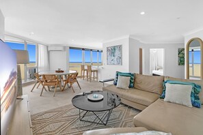 TV - Breathtaking Ocean view 3Bedrooms Unit next Beach (Surfers Paradise)