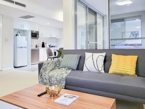 One bedroom Apartment walk to Gordon Train Station