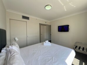 1 dormitorio, tabla de planchar con plancha, wifi y ropa de cama