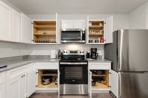 Fridge, microwave, oven, stovetop - Hilltop Haven 3BD/2BTH in Beautiful Benson, AZ
Pets OK
(Benson)