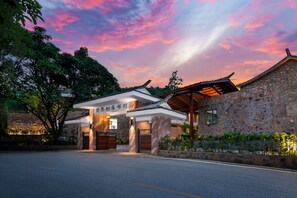 Property entrance - YAOJIA WATERFALL VILLAGE RESORT (Anshun)