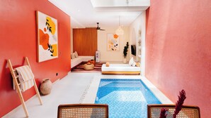 Un interno moderno con piscina, pareti rosse e opere d'arte.