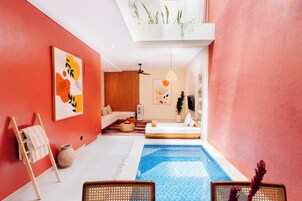 Deluxe Villa, Pool View | Living area