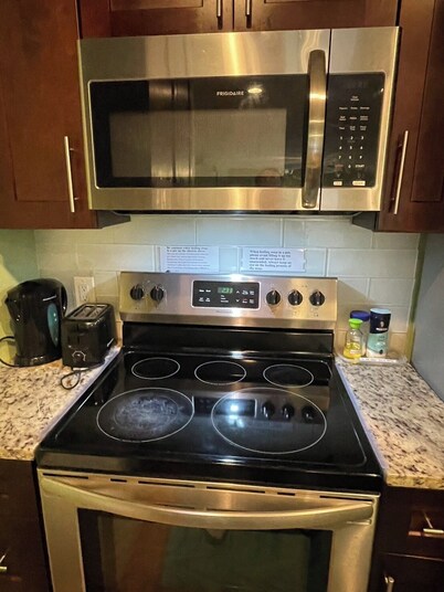 Rm Moon Q-size Bed and Private bath/TV, a cozy space near I-75, UF, and Shands H