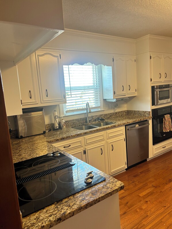 Mikrowelle, Ofen, Herdplatte, Geschirrspüler