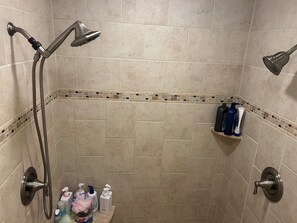 Secadora de cabello, toallas, jab ón, papel de baño 