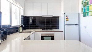 Coffee/tea maker, fridge, microwave, oven - Modern Fremantle- Sunset Over the Ocean (Fremantle)