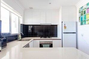 Kjøleskap, mikrobølgeovn, ovn og kokeplater