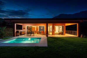 A modern house with a swimming pool, a patio, and a kitchen area. - Epic Ocean-to-Mountain Views | 24/7 Gated Community | Private | Villa Roca (Ojochal)