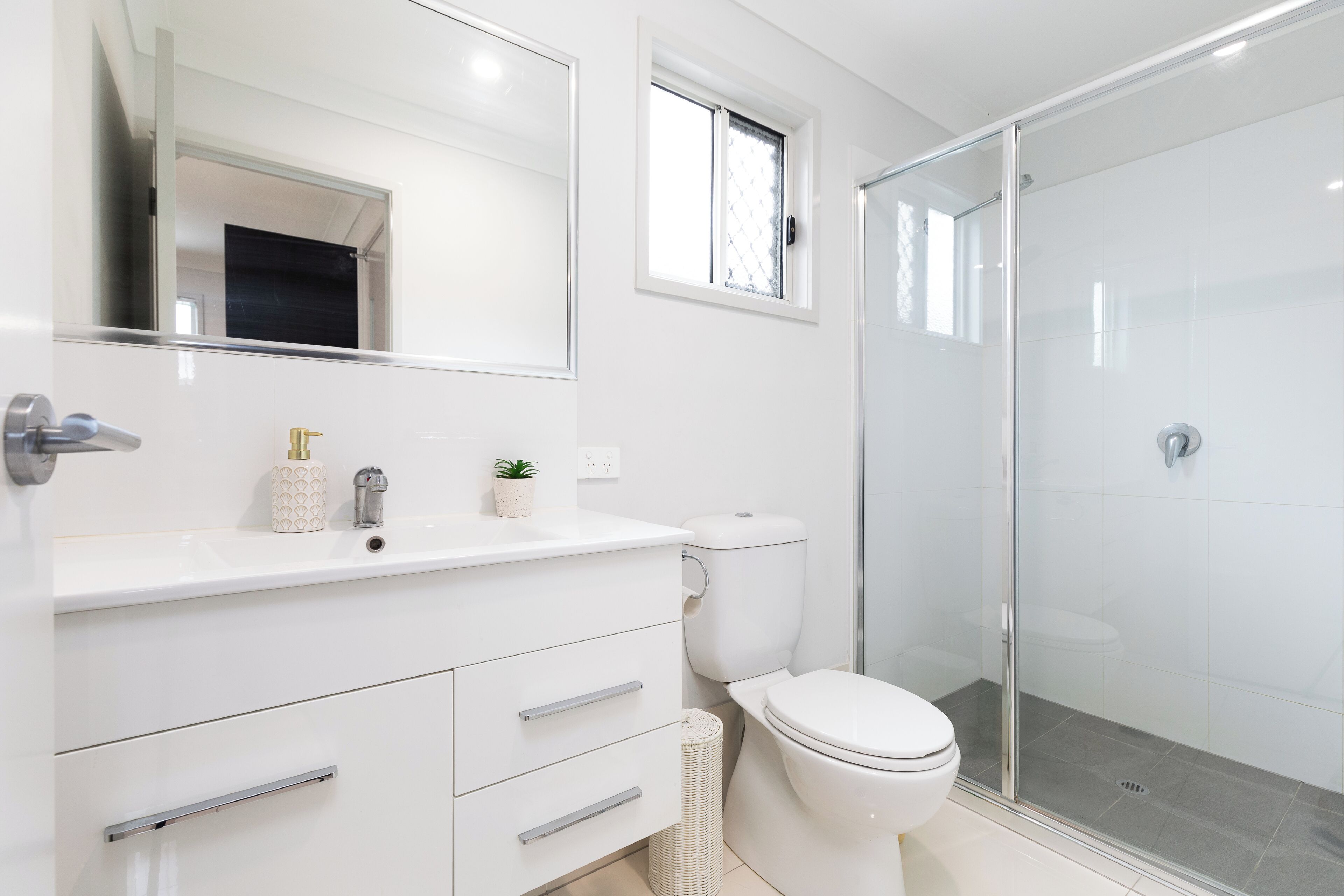 Deluxe Apartment | Bathroom | Shower, hair dryer, towels, soap