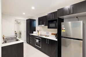 Deluxe Apartment | Private kitchen | Fridge, microwave, oven, stovetop - Smart Suites Self Check-in Apartments - 31 Freney (Rocklea)