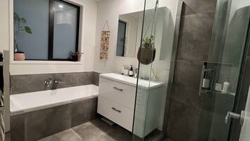 Bruser, hårtørrer, håndklæder, Sæbe