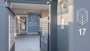 A modern building entrance with a sign reading "OPALIA RESIDENCE" and the number "17" on the wall. - Perla Garda Lake Apartment With Pool (Peschiera del Garda)
