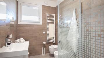 Doccia, asciugacapelli, bidet, asciugamani
