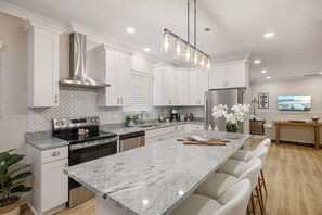 ثلاجة، ميكروويف، فرن، موقد طهي مسطح