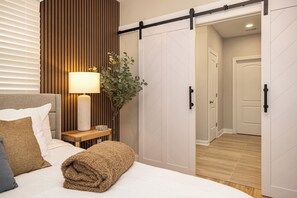 4 bedrooms, iron/ironing board, travel cot, WiFi - Unwind in cozy home, king beds, family friendly, walk to Camp N End, near Uptown (Charlotte)