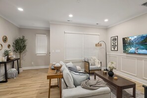 Smart TV - Unwind in cozy home, king beds, family friendly, walk to Camp N End, near Uptown (Charlotte)