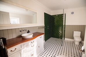 Hair dryer, towels, soap, toilet paper - Blue stone cottage Taralga boutique accommodation (Taralga)