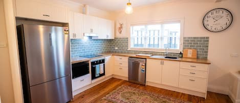 Micro-ondes, four, plaque de cuisson, lave-vaisselle