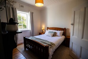 3 bedrooms, iron/ironing board, travel cot, WiFi - Blue stone cottage Taralga boutique accommodation (Taralga)