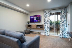 Smart TV, caminetto, tavolo da calcetto