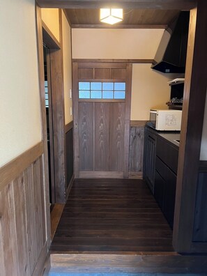 Eenvoudige vierpersoonskamer, uitzicht op bergen | Een laptopwerkplek, gratis wifi