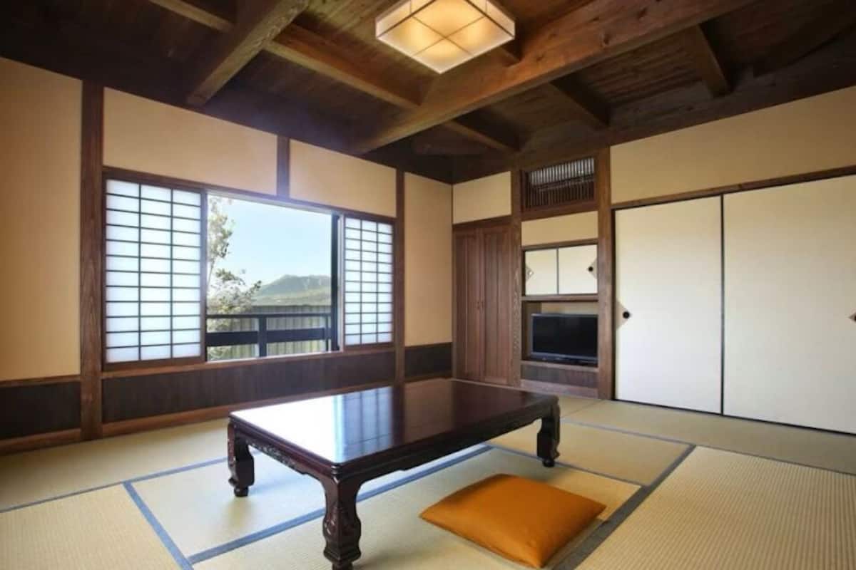 Chambre Quadruple, vue montagne | Espace de travail pour ordinateur portable, Wi-Fi gratuit