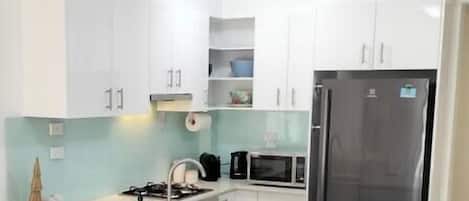 Kühlschrank, Mikrowelle, Ofen, Herdplatte