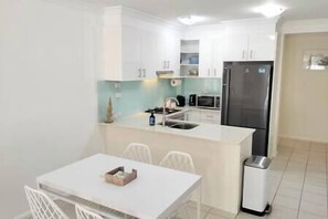 Kjøleskap, mikrobølgeovn, ovn og kokeplater