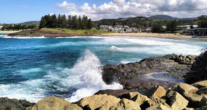 Palm Terrace Kiama-Alfresco dine on huge terrace.
Walk to cafes, bars and shops.