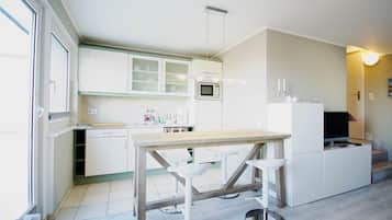 Kühlschrank, Mikrowelle, Herdplatte, Geschirrspüler