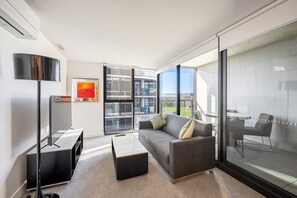 TV - Modern 1 Bedroom Apartment in Philip Canberra (Phillip)