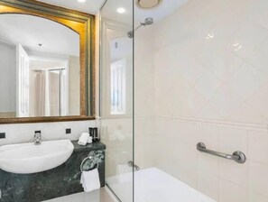 Hair dryer - King bed studio with Ocean view in Legend Hotel (Surfers Paradise)