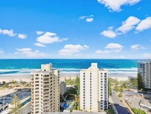 Beach - King bed studio with Ocean view in Legend Hotel (Surfers Paradise)